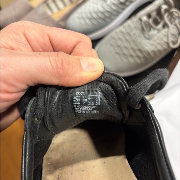 Ecco Black and White Leather Sneakers with Sleek Design - Picture 2 of 9